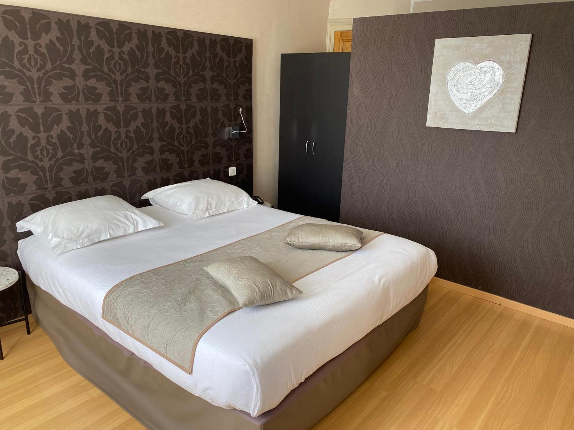 Hotel Saint-Pierre ปงตาร์ลีเย ภายนอก รูปภาพ