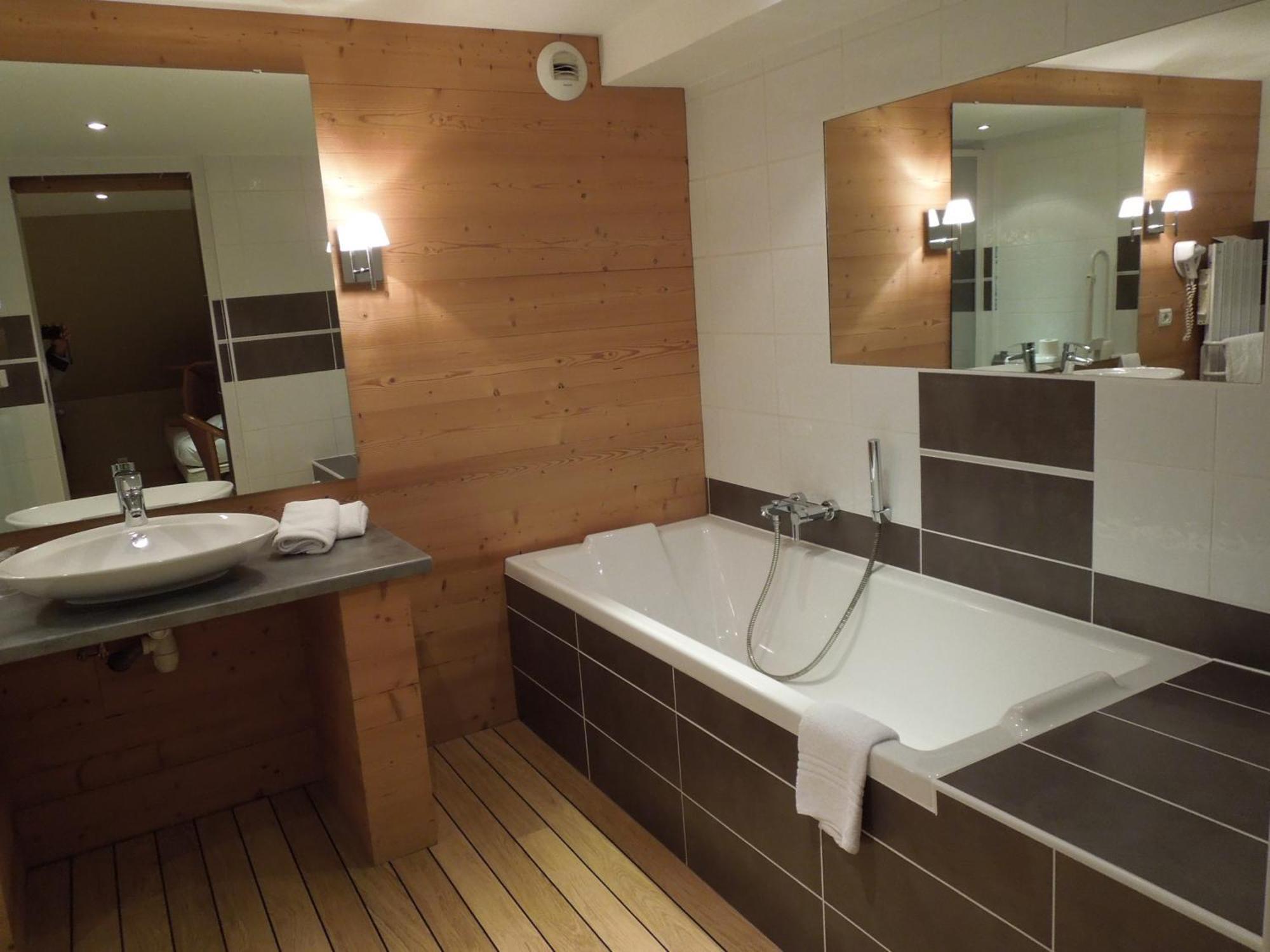 Hotel Saint-Pierre ปงตาร์ลีเย ภายนอก รูปภาพ