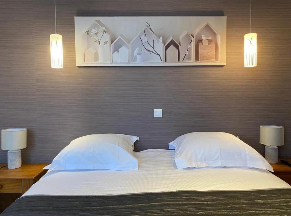 Hotel Saint-Pierre ปงตาร์ลีเย ภายนอก รูปภาพ