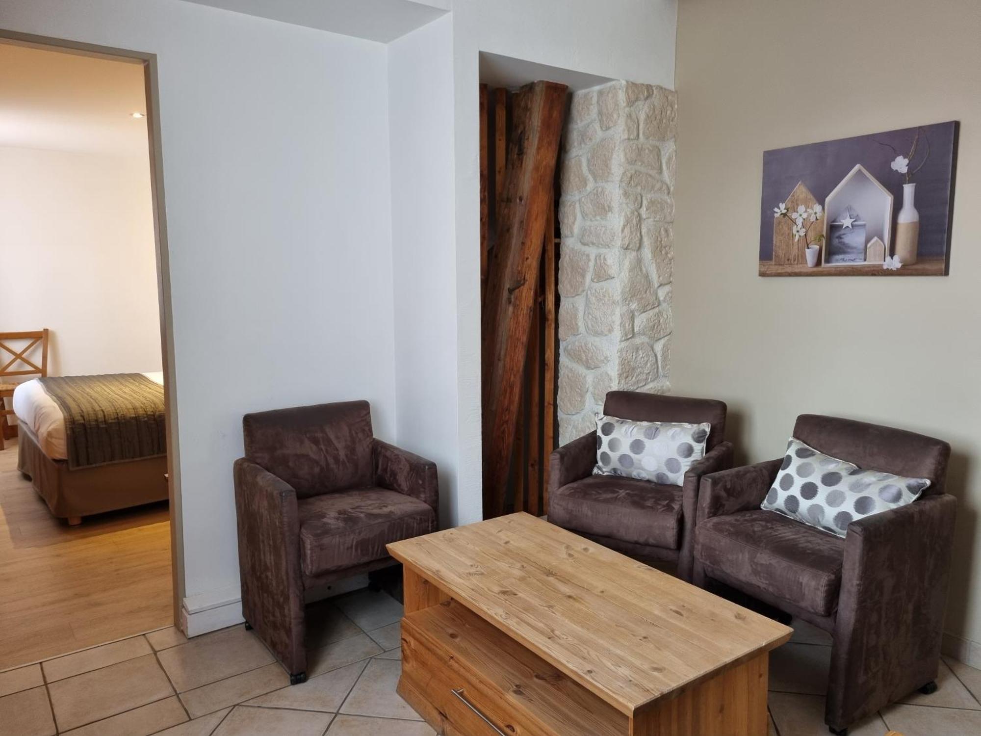 Hotel Saint-Pierre ปงตาร์ลีเย ภายนอก รูปภาพ