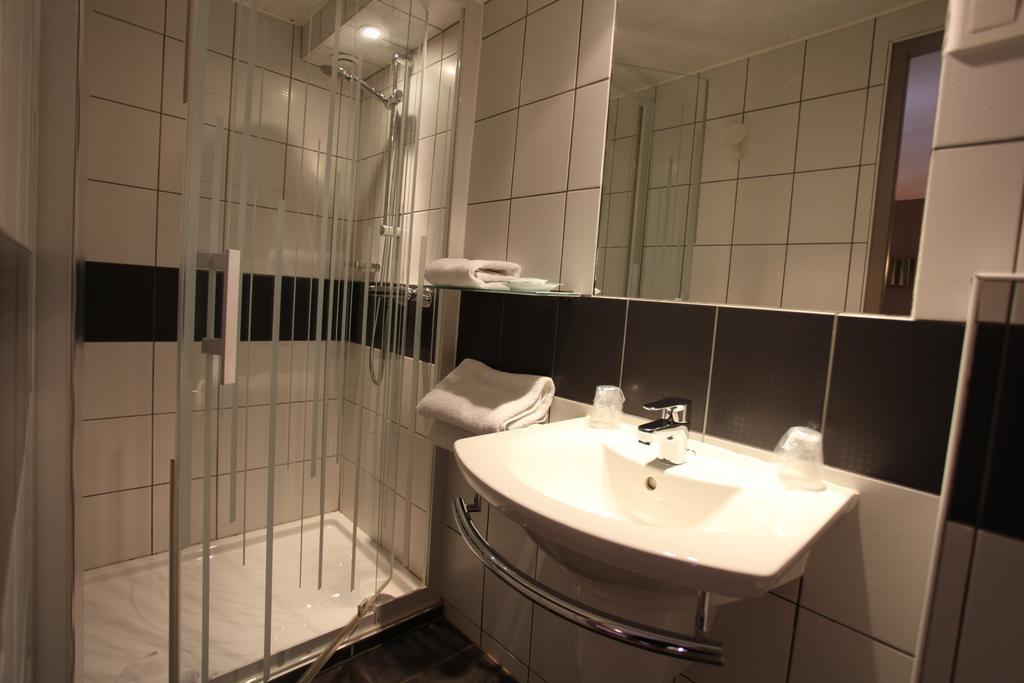 Hotel Saint-Pierre ปงตาร์ลีเย ภายนอก รูปภาพ