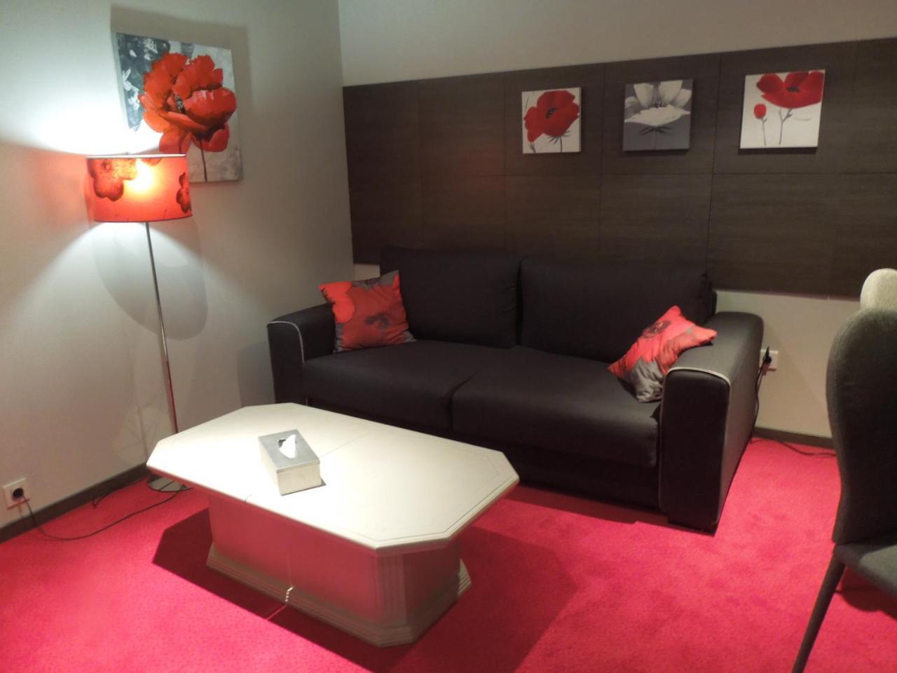 Hotel Saint-Pierre ปงตาร์ลีเย ภายนอก รูปภาพ